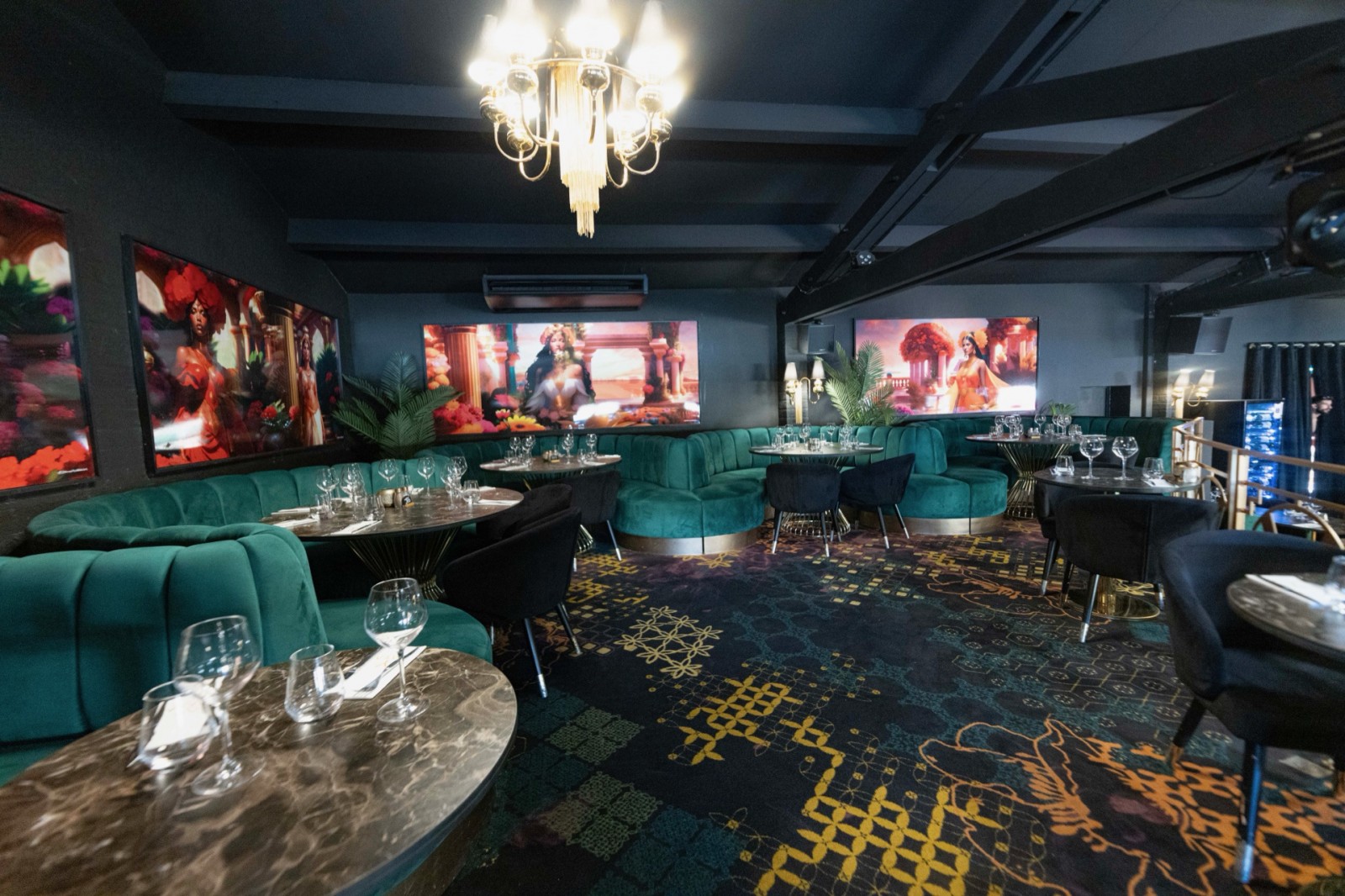 Salle de réception pour anniversaire avec cocktails à Marseille La Valentine