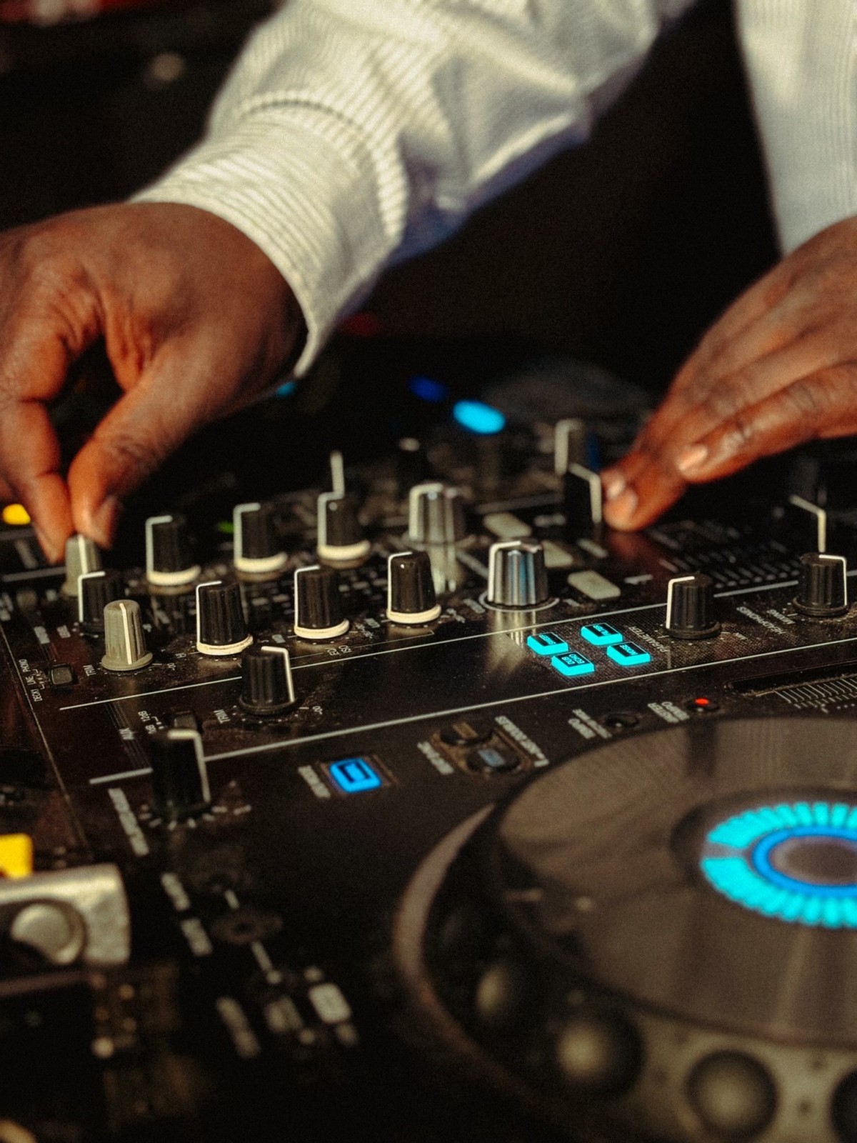 Réserver votre restaurant ambiancé avec DJ tous les soirs au Gaya Valentine