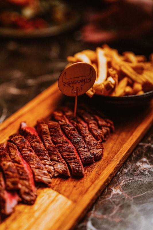 Restaurant avec viande d'exception cuisson au grill, brasero et diner en terrasse Rooftop à Marseille